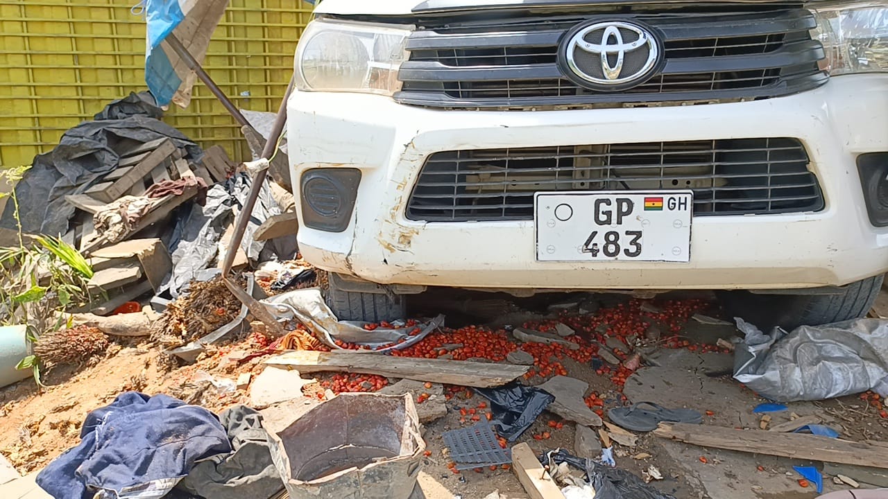 Gomoa Akotsi: Truck runs into police vehicle, one dead, several officers injured