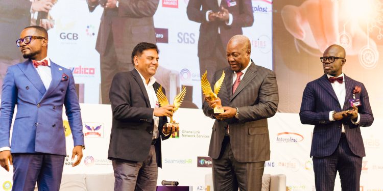 Former President of John Dramani Mahama Presents the CEO of Agribusiness Award to Amit Agrawal