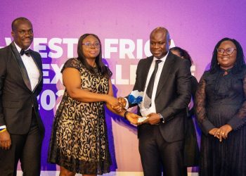 Mark Badu Aboagye, CEO, GNCCI, 2nd from right presenting the award to  Chalotte Eghan, Head, Domestic Operations, 2nd from left. Looking on are Theresa Frempong, Manager Osu Branch and Enoch Vanderpuye, Country Team Lead, Marketing & Corporate Communications