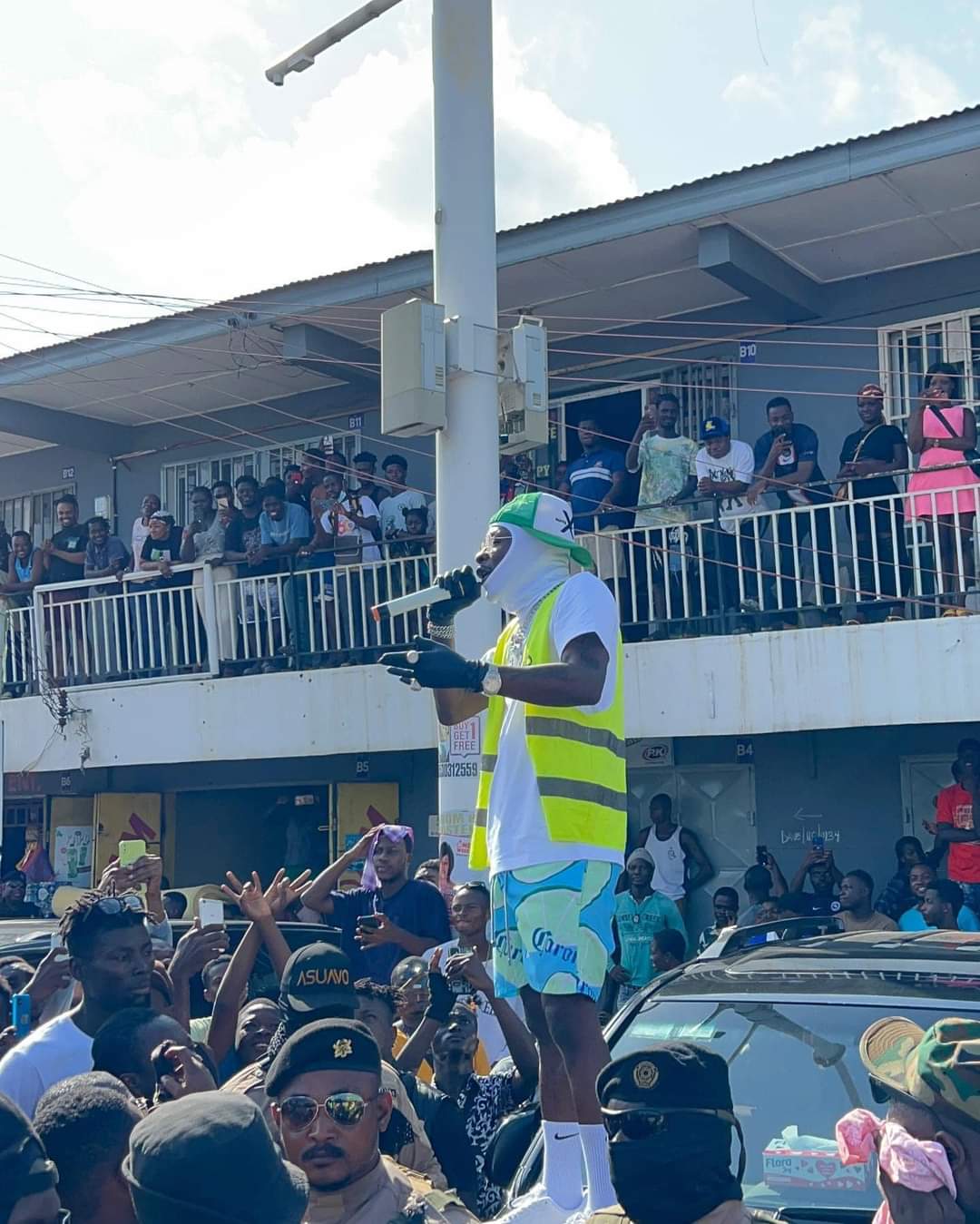 Shatta Wale donates GH?30,000 to Bus-Stop-Boys to support sanitation campaign