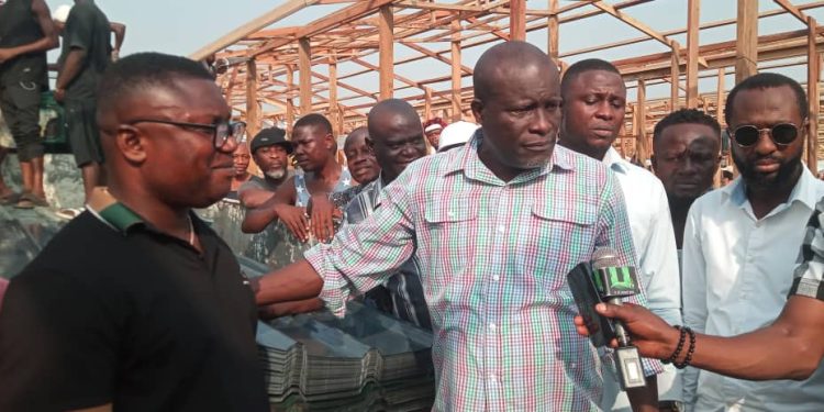 Kantamanto fire: Bawumia donates 250 packets of roofing sheets